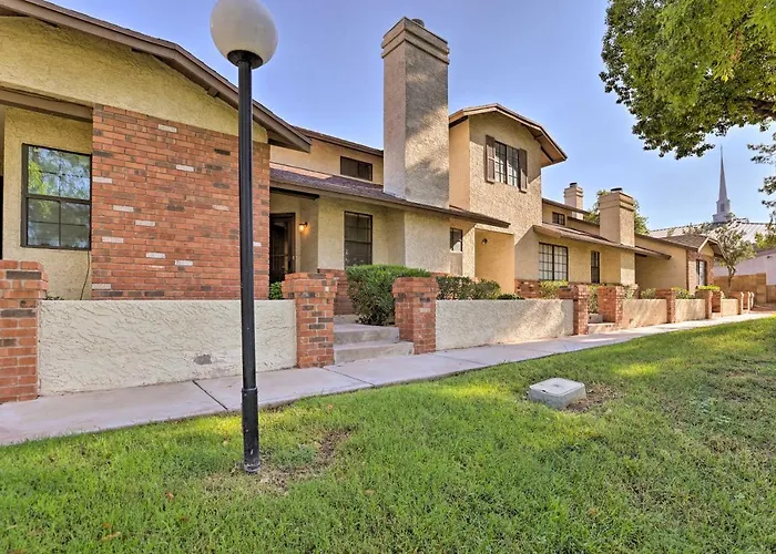 < 1 Mi To Downtown Gilbert: W/ Pool Access! Holiday home Gilbert